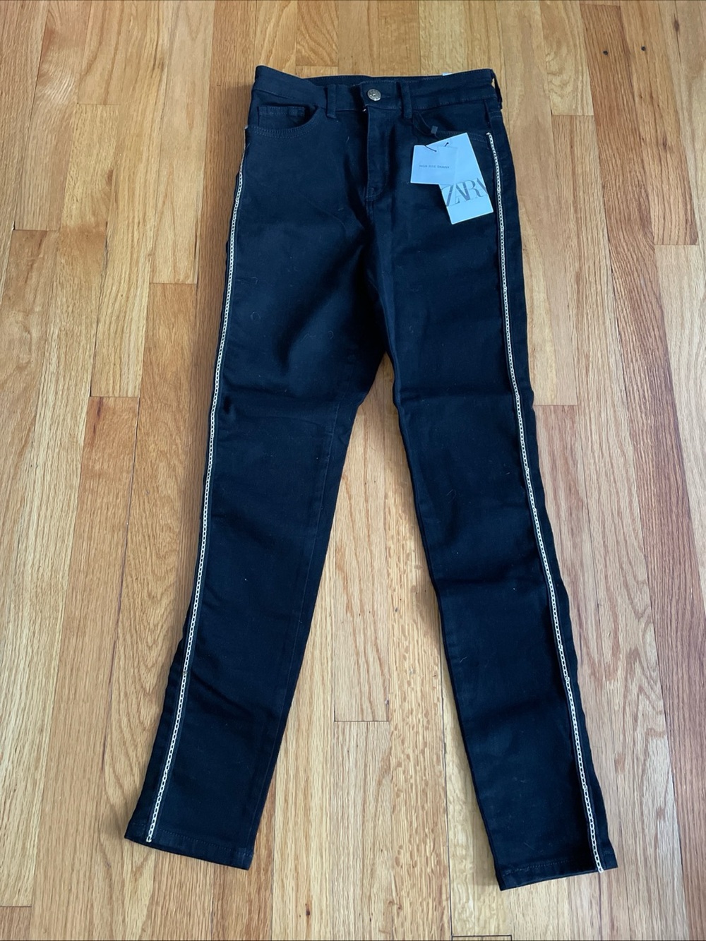 New With Tags Black Zara High Rise Skinny Jeans Size 4 Gold Chain Detail